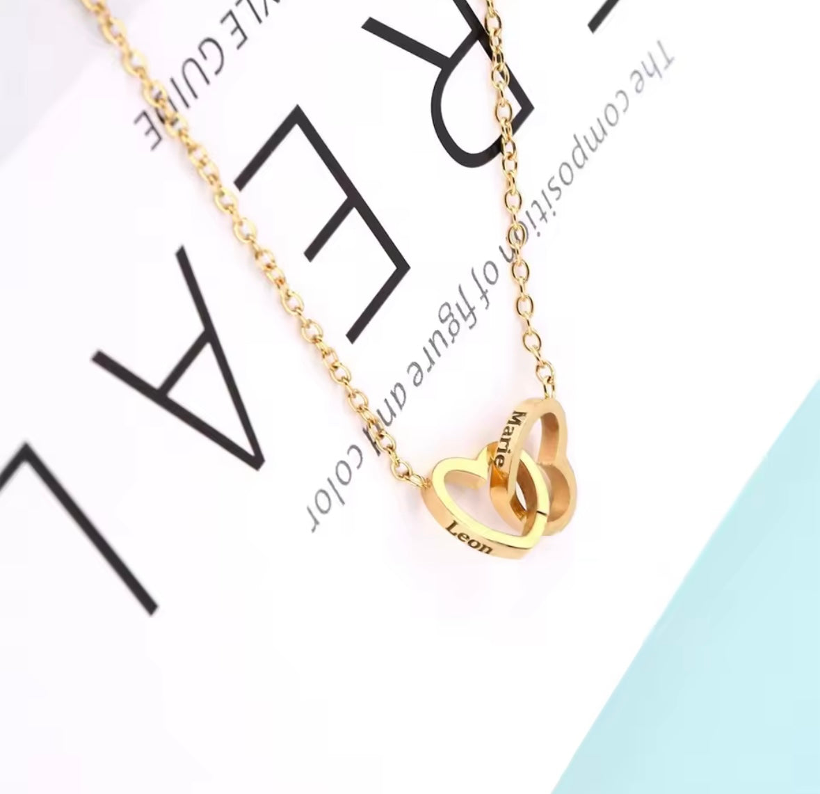 Ruža koja skriva posebnu ogrlicu – personalizirani poklon za vaše najdraže! 🌹💖