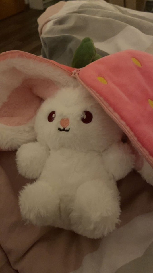 🌸 Plišana zeka u jagodi – nježno dišući ljubimac 🌸