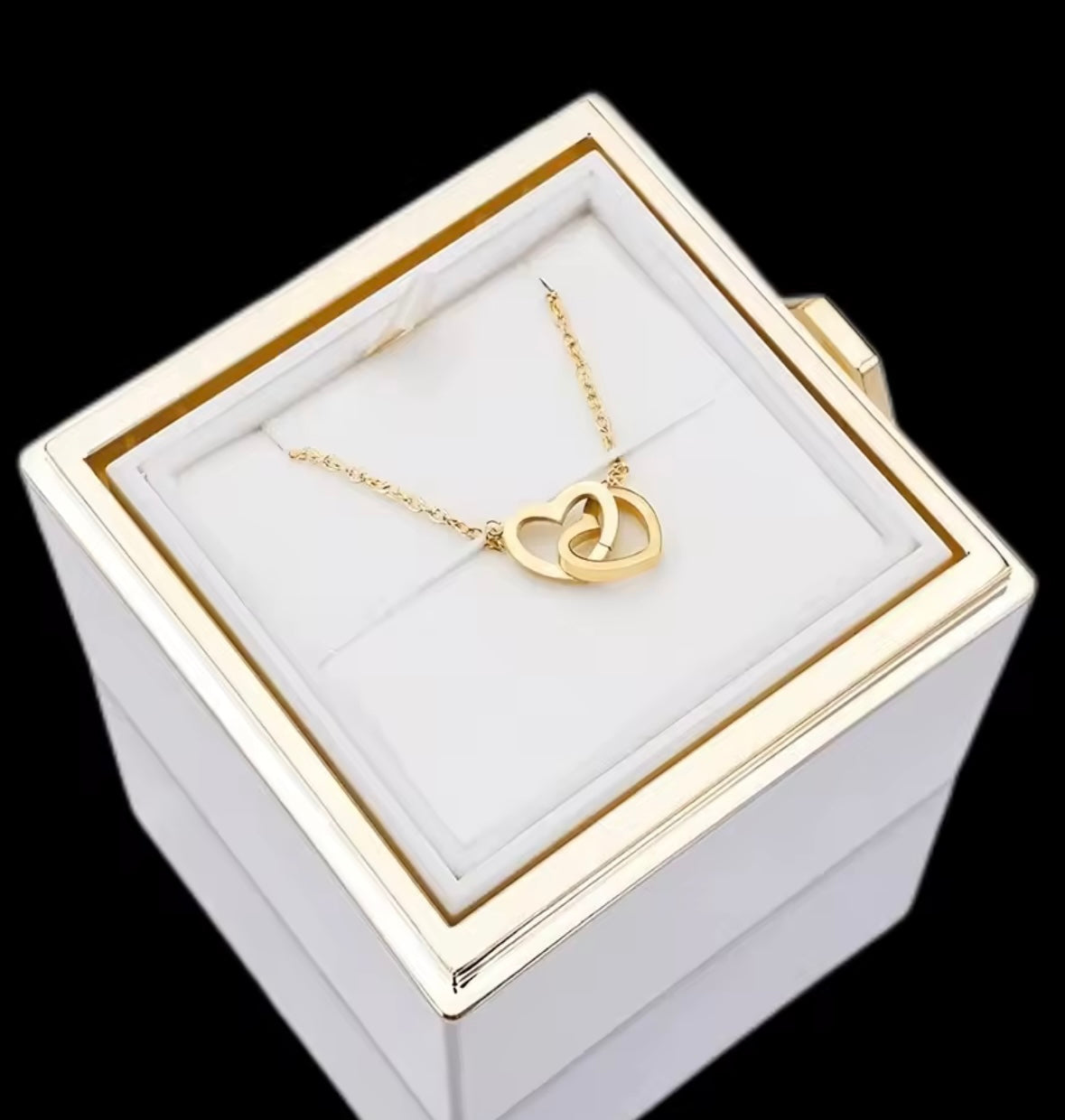 Ruža koja skriva posebnu ogrlicu – personalizirani poklon za vaše najdraže! 🌹💖